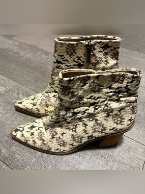 1.STATE Kelte Pointed Toe
Booties
"Roccia" snakeskin print Size 8